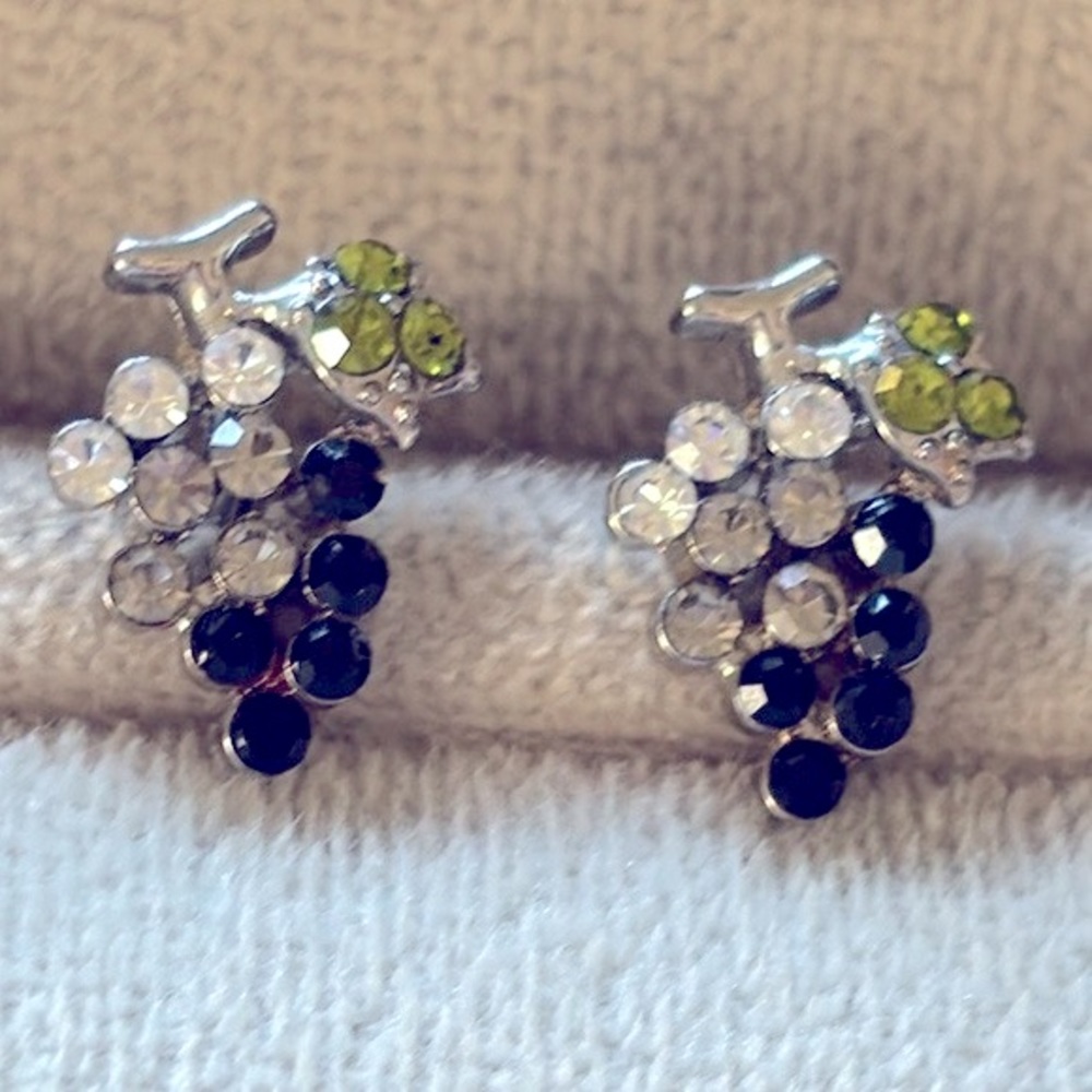 NWOT | Cluster of grapes stud earrings